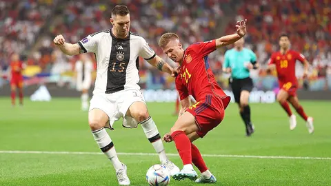 Dani Olmo, durante una jugada del partido España-Alemania. (fifa.com)