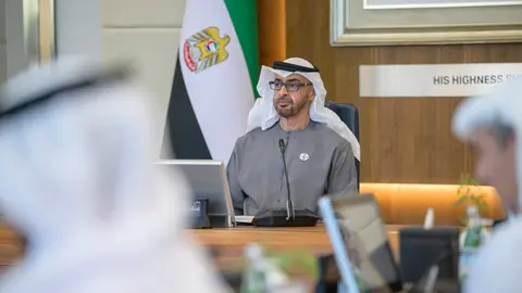 El presidente de EAU durante una reunión de ADNOC. (WAM)