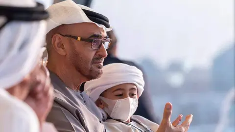 Una imagen del presidente de EAU durante la carrera de Fórmula Uno en Abu Dhabi 2022. (WAM)