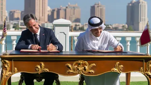 Firma de la venta de armas entre Qatar y Estados Unidos. (Twitter)
