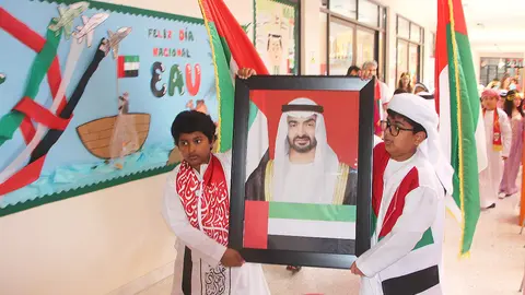 Desfile presidido por la imagen del presidente de Emiratos Árabes Unidos, el jeque Mohamed bin Zayed Al Nahyan. (EL CORREO)