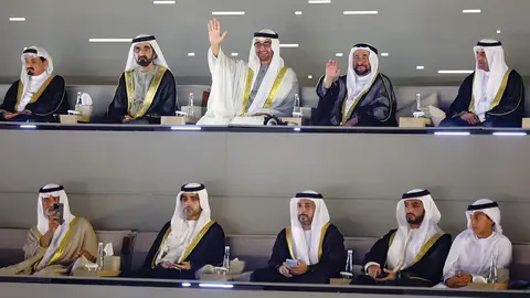 El presidente de Emiratos Árabes, junto a los miembros del Consejo Supremo durante la celebración oficial del 51 Día Nacional. (WAM)
