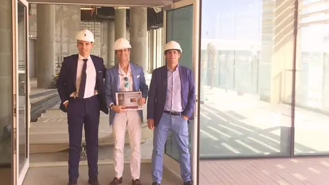 Jaime Castañeda y los hermanos Fernando y Pedro de León cuando, hace seis años, se iniciaba el 
proyecto de 99 Sushi Bar Abu Dhabi. (Cedida)