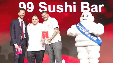 Los chefs de 99 Sushi Bar Abu Dhabi, Thinus Van der Westhuizen -en el centro- y Rubén Guerrero -a su derecha-, en el momento de recibir la estrella Michelín. (Guía Michelin)