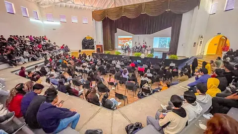 Un momento de la conferencia de la representante emiratí en un colegio de Guadalajara en México. (WAM)