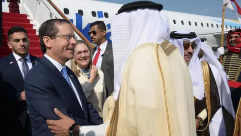 El presidente de Israel llega a Bahréin. (Twitter)