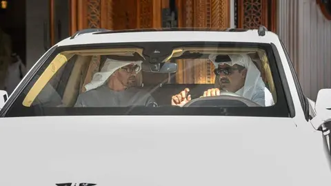 El presidente de Emiratos viaja en el coche conducido por el emir de Qatar. (Twitter)