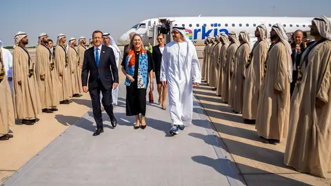 El presidente de Israel es recibido por el ministro de Asuntos Exteriores de EAU en Abu dhabi. (WAM)