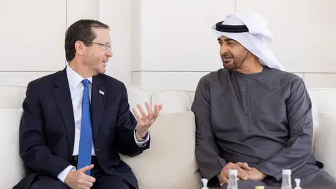 El presidente de EAU junto al presidente de Israel en Abu Dhabi. (WAM)