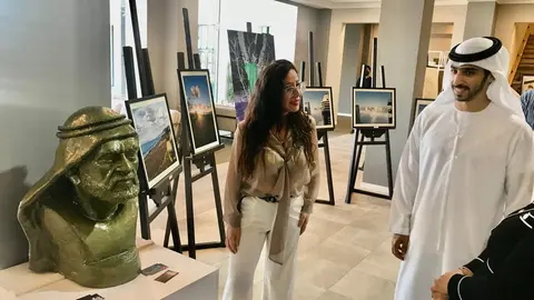 La escultora argentina Lucinda Páez en Umm Al Quwaim. (Cedida)