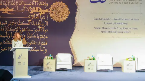 La encargada de Negocios (a.i.) de la Embajada de España, Irina Sanchís, interviene durante la jornada inaugural de la conferencia 'Manuscritos árabes de Oriente a Occidente: España e Italia como modelo' que se desarrolla en Manarat Saadiyat de Abu Dhabi. (WAM)
