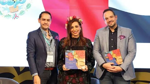 En el centro de la imagen, la jequesa Bodour Al Qasimi durante el cuentacuentos. (WAM)