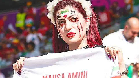 Aficionada al fútbol iraní protesta por la muerte de Mahsa Amini. (@brfootball)