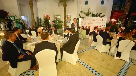 Guillermo Cobelo, presidente de la Cámara de Comercio Oficial de España en Emiratos Árabes, durante su intervención en la cena de Navidad celebrada en Dubai. (EL CORREO)