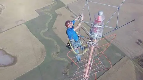 El ingeniero en lo alto de la torre. (Prairie Aerial)