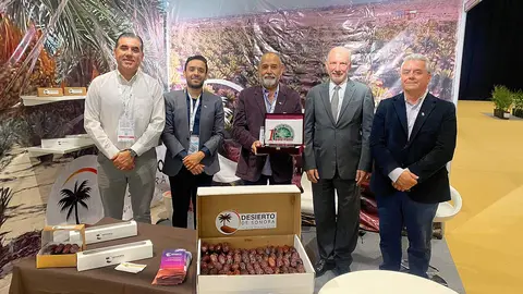 El embajador de México en EAU -segundo por la derecha-, junto a representantes mexicanos de empresas datileras. (Twitter)