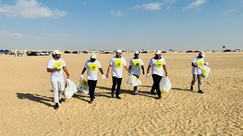 Un grupo de voluntarios en el desierto de Dubai. (Twitter)