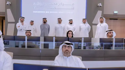 El gobernante de Dubai con Kandora gris observa el despegua a la luna. (Oficina de Medios de Dubai)