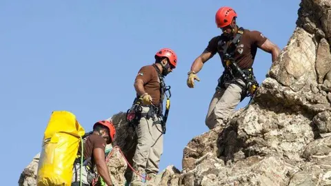 Labores de rescate en una montaña de Dubai. (Policía de Dubai)