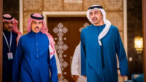 Los ministros de Exteriores de EAU (derecha( y Arabia Saudita durante el encuentro de este domingo. (WAM)