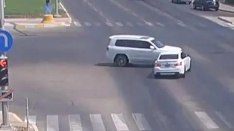 Una captura de pantalla del vídeo del accidente. (Policía de Abu Dhabi)
