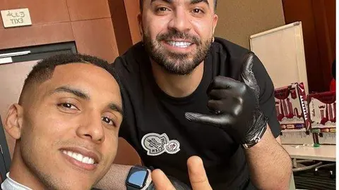 El peluquero de Dubai junto a uno de los futbolistas marroquíes. (Instagram)