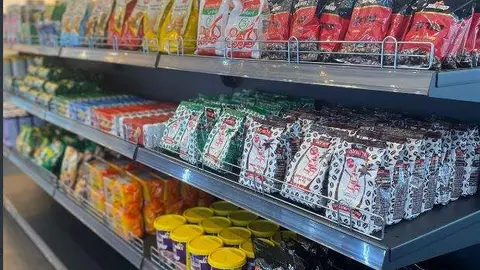 Productos kosher en el interior del supermercado judío. (Twitter)