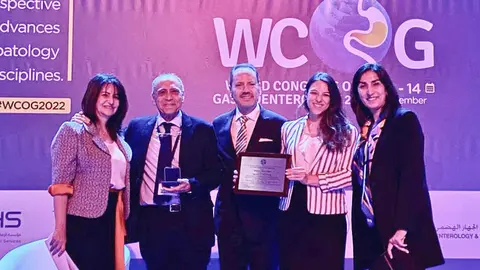 El profesor Henry Cohen muestra la medalla y el diploma que acreditan el reconocimiento recibido en Dubai acompañado del embajador de Uruguay en Emiratos Árabes, miembros de la Embajadada y colegas. (Cedida)