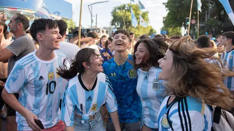 Un grupo de personas celebra la victoria de la selección nacional durante la transmisión del partido del Mundial de Qatar 2022 entre Argentina y Croacia, hoy, en Rosario (Argentina).( EFE/ Franco Trovato Fuoco)
