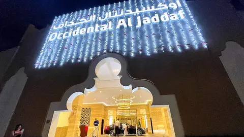 La iluminación alcanza a la espectacular entrada del Occidental Al Jaddaf. (EL CORREO)