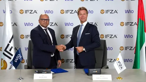 Martin G. Pedersen, presidente de IFZA Dubai -derecha-, y Prateek Vahie, director comercial de Wio Bank, tras la firma del acuerdo. (Cedida)