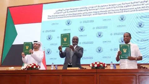 Un momento de la firma del acuerdo. (Twitter)