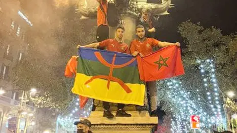 Aficionados marroquíes celebran en Las Ramblas, de Barcelona, la victoria de su selección ante Portugal. (Yousef Al Maimouni)