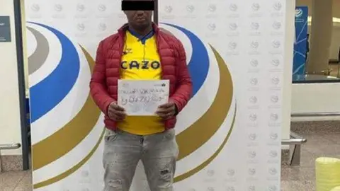 Una imagen del detenido con la marihuana incautada. (Aduanas de Dubai)