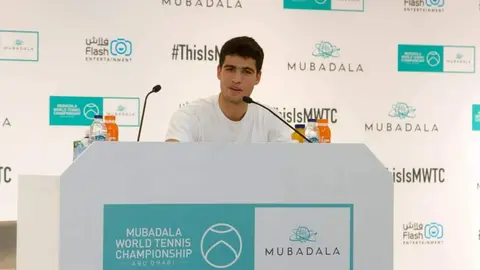 El tenista español Carlos Alcaraz este viernes en Abu Dhabi. (Richard Ramos)