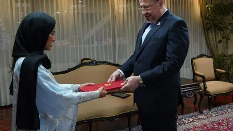 La embajadora de EAU con el presidente de Costa Rica. (Fuente externa)