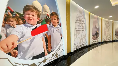 Imagen de los alumnos de The Spanish School of Abu Dhabi en la galería de la Gran Mezquita del Jeque Zayed. (EL CORREO)