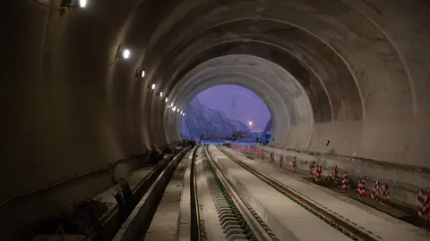 La línea Etihad Rail incluye nueve túneles que cruzan las montañas del país. (Twitter)