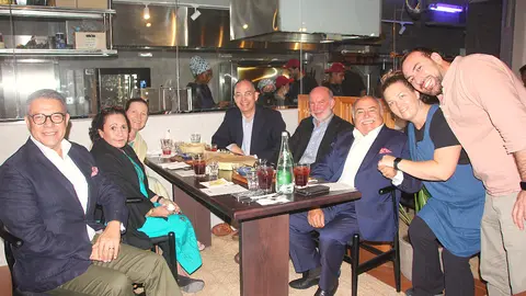 La chef Shaw Lash y Tarek Islam, impulsores de Lila Wood-Fired Taquería en Dubai, junto a Luis Alfonso de Alba y Francisco Alonso, entre otros invitados. (EL CORREO)