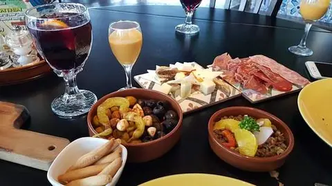 En las celebraciones de Casa de Tapas encontrarás mucha alegría y animación, además de la más exquisita comida española. (Facebook)