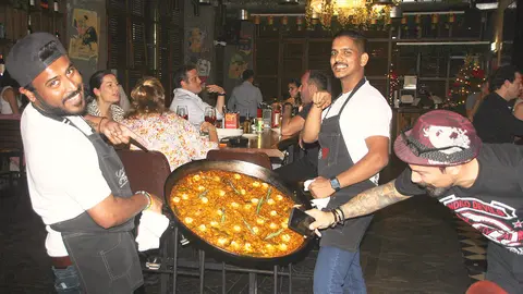 Espectacular paella envuelta en máximo ambiente español en Lola Taberna de Dubai. (EL CORREO)
