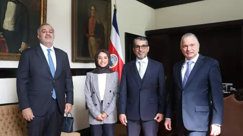 El canciller de Costa Rica junto al director del Fondo de Desarrollo de Abu Dhabi. (Twitter)