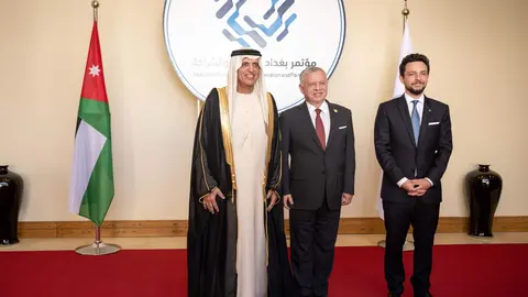 El gobernante de RAK junto al rey de Jordania durante la cumbre. (WAM)