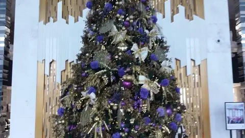 Un árbol de Navidad en Emiratos Árabes Unidos. (EL CORREO)