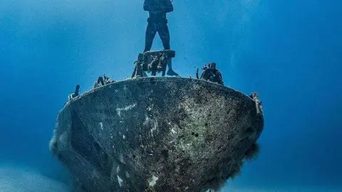El príncipe heredero de Dubai a bordo de un barco hundido. (Instagram)