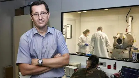 El profesor Adrano Camps en un laboratorio de la Univerdad de Catalunya-BarcelonaTech. (Fuente Externa)