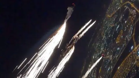 Los paracaidistas con las bengalas. (Oficina de Medios de Dubai)