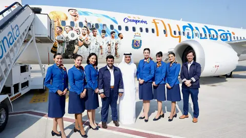 El avión de flydubai con la imagen de la selección de fútbol de Argentina. (Twitter)