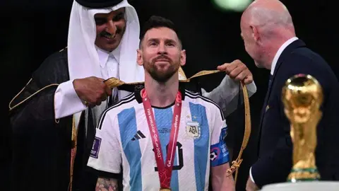 Momento en el que el emir de Qatar coloca a Messi la capa durante el Mundial 2022 (Twitter)