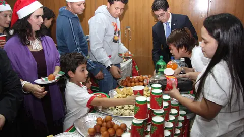 La Novena colombia en Abu Dhabi estuvo presidida por un entrañable ambiente. (EL CORREO)